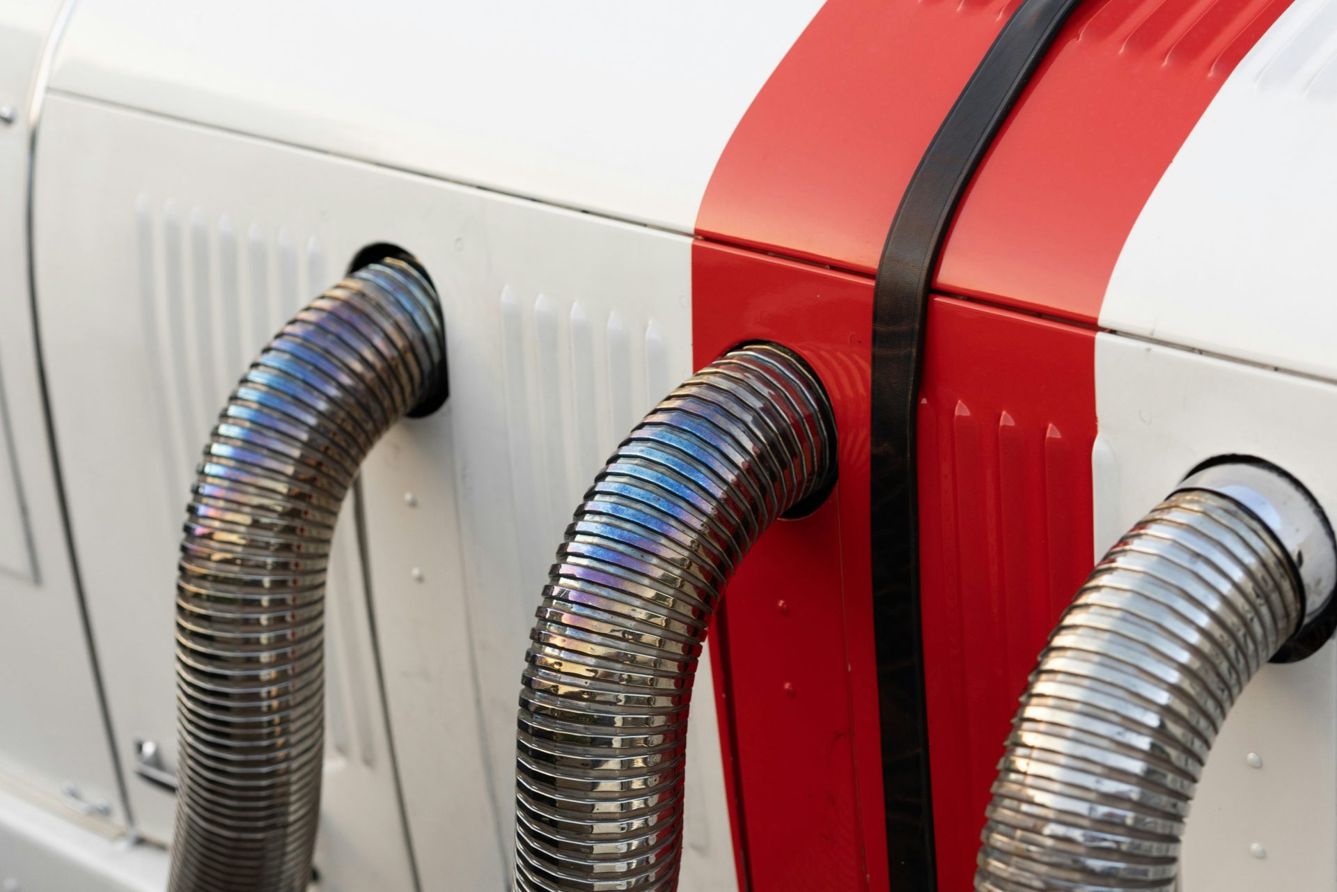 Nahaufnahme eines rot-weißen Autos